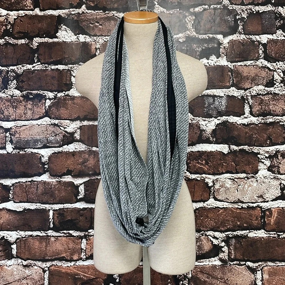 Lululemon Women's Scarf Vest Grey Snaps Arm Holes - Picture 4 of 9
